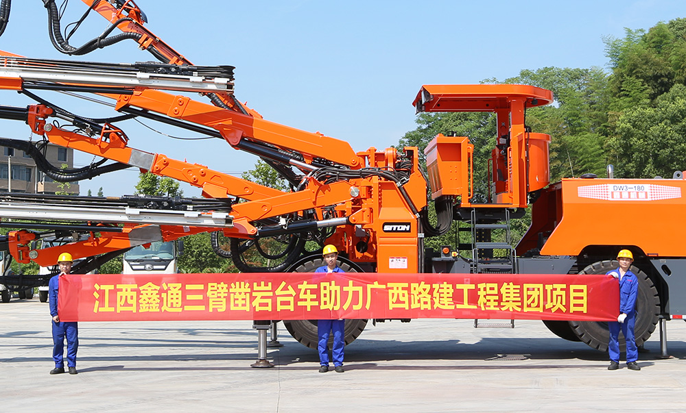 地下采矿装备，，，，隧道凿岩台车，，，，掘进钻车，，，，地下工程设备案例-MG不朽情缘--官网-MG不朽情缘机械_掘进凿岩台车_混凝土湿喷台车_扒渣机-MG不朽情缘